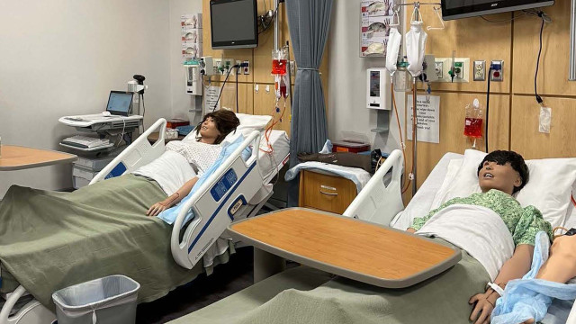 Foto zeigt Blick in ein Simulationszentrum in den USA mit Dummies und realer Krankenstation